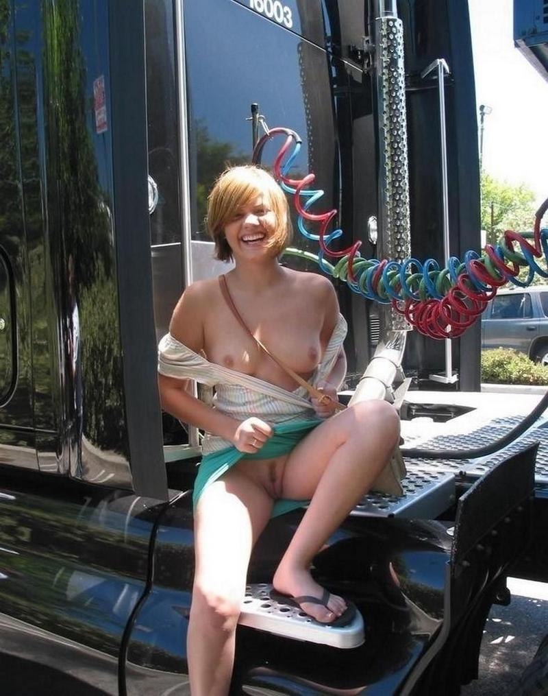 Светит сиськами в общественных местах