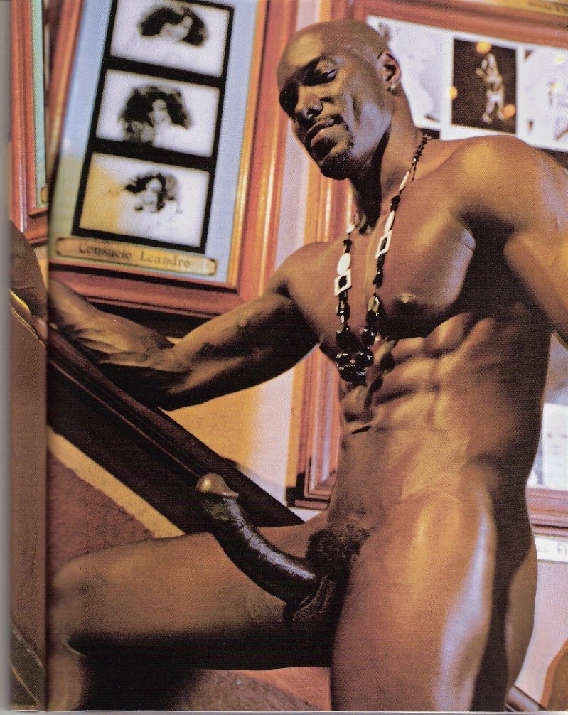 Накачанный негр с огромным членом