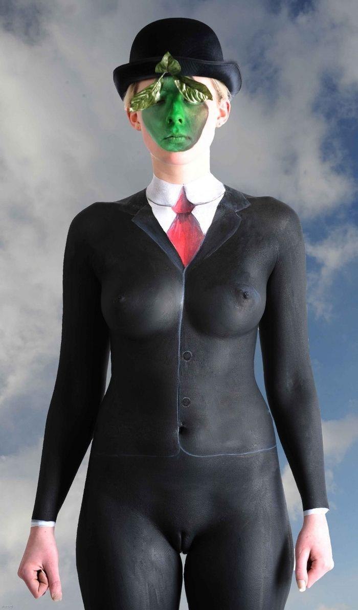 Женщины в костюмах на голом теле