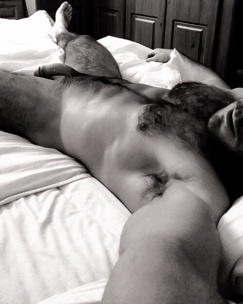 Волосатый парень на кровати голый