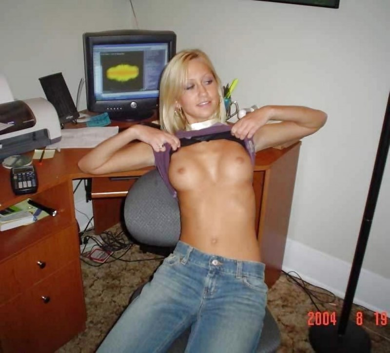 Девушки показывают грудь в офисе