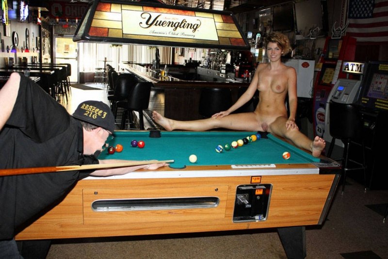 Жена на бильярдном столе