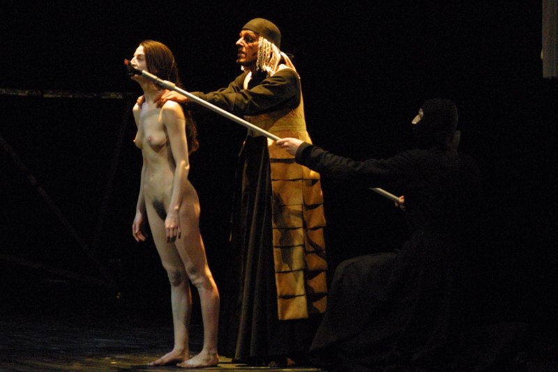 Tia Layne голая с подругами