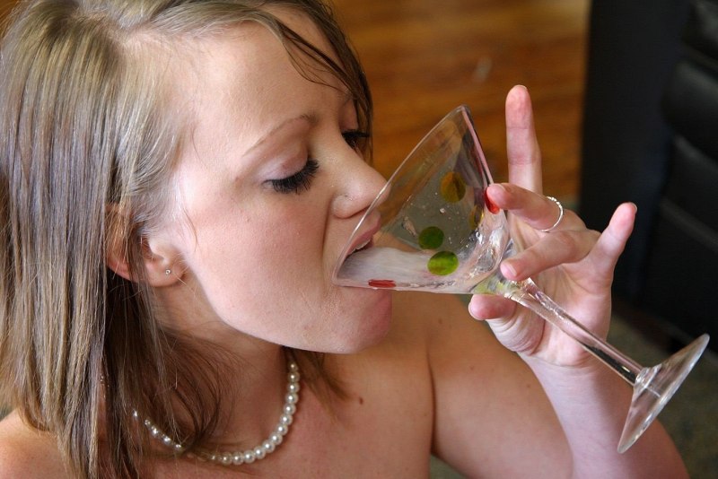 Накончали в бокал и выпила