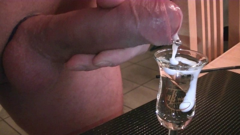 Парень кончил в стакан с водой