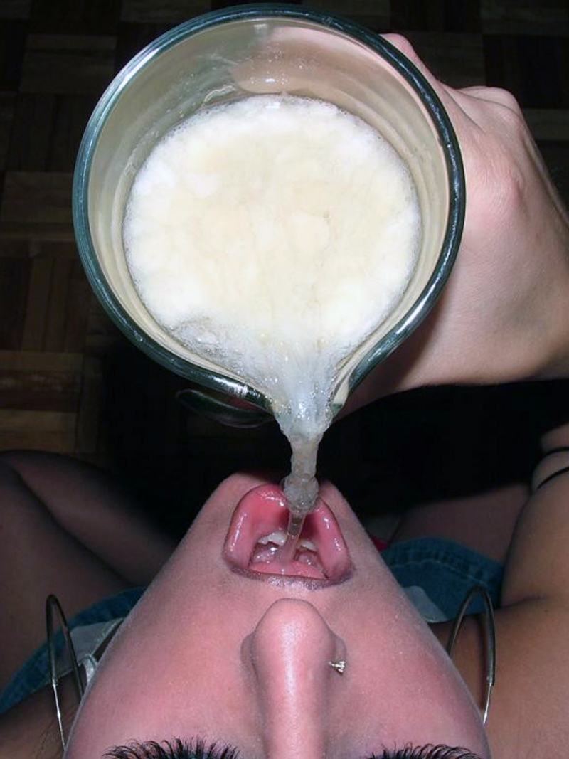 Девушка пьёт кончу подруги