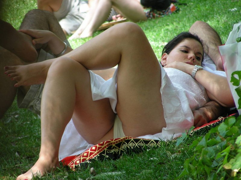 Зрелая в платье без трусов