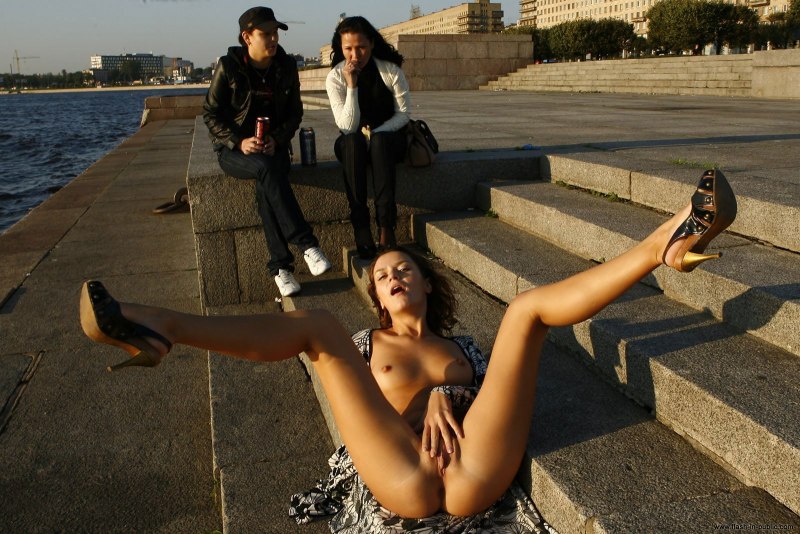 Девушки без трусов ссут