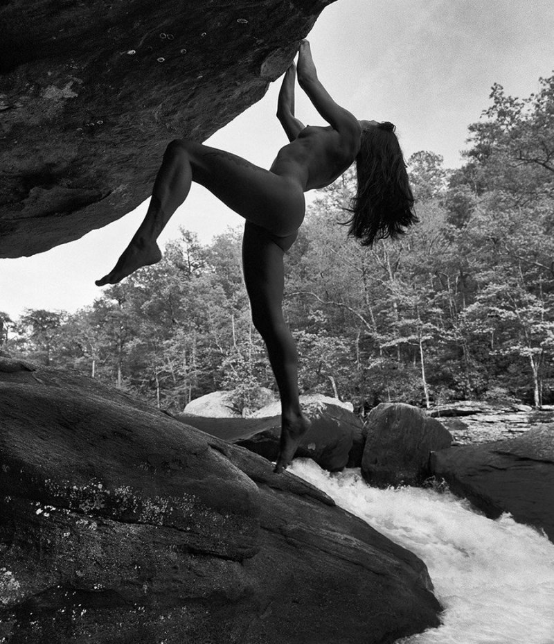 Девушка с песочной горы часов голышом