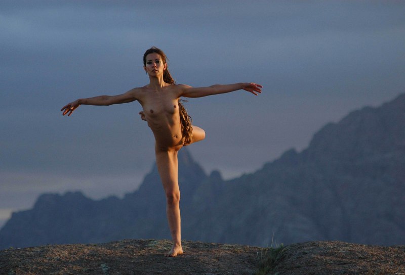 Девчонки голышом в горах