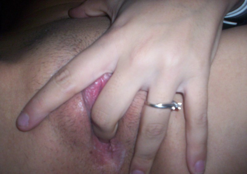 Пальчик в киске домашнее