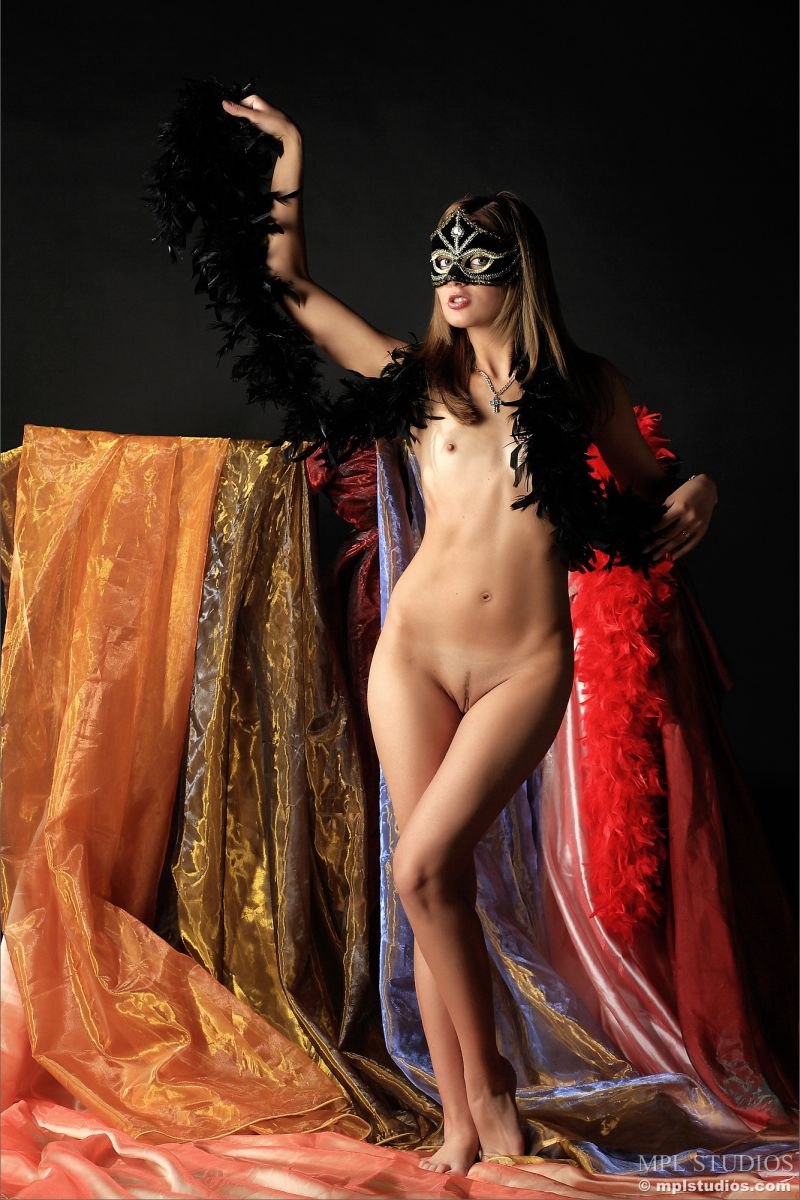 Голые в карнавальных масках