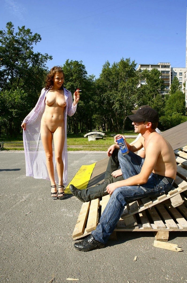 Голые женщины при людях