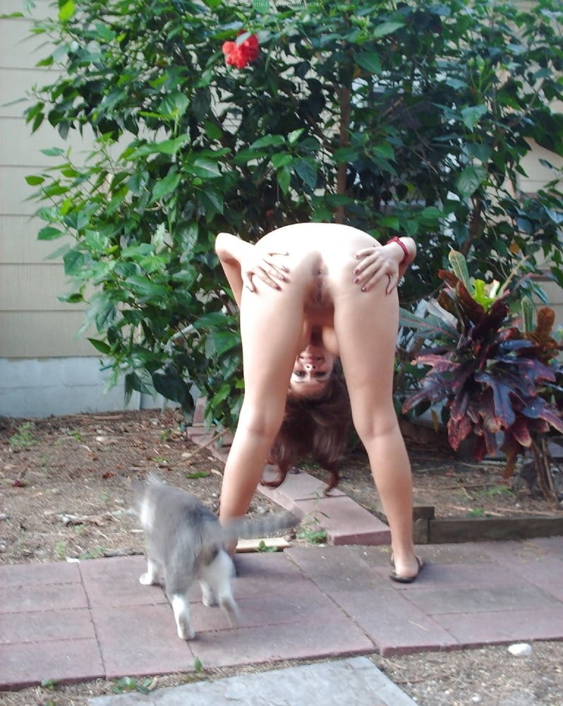 Голые бабы без трусов на даче