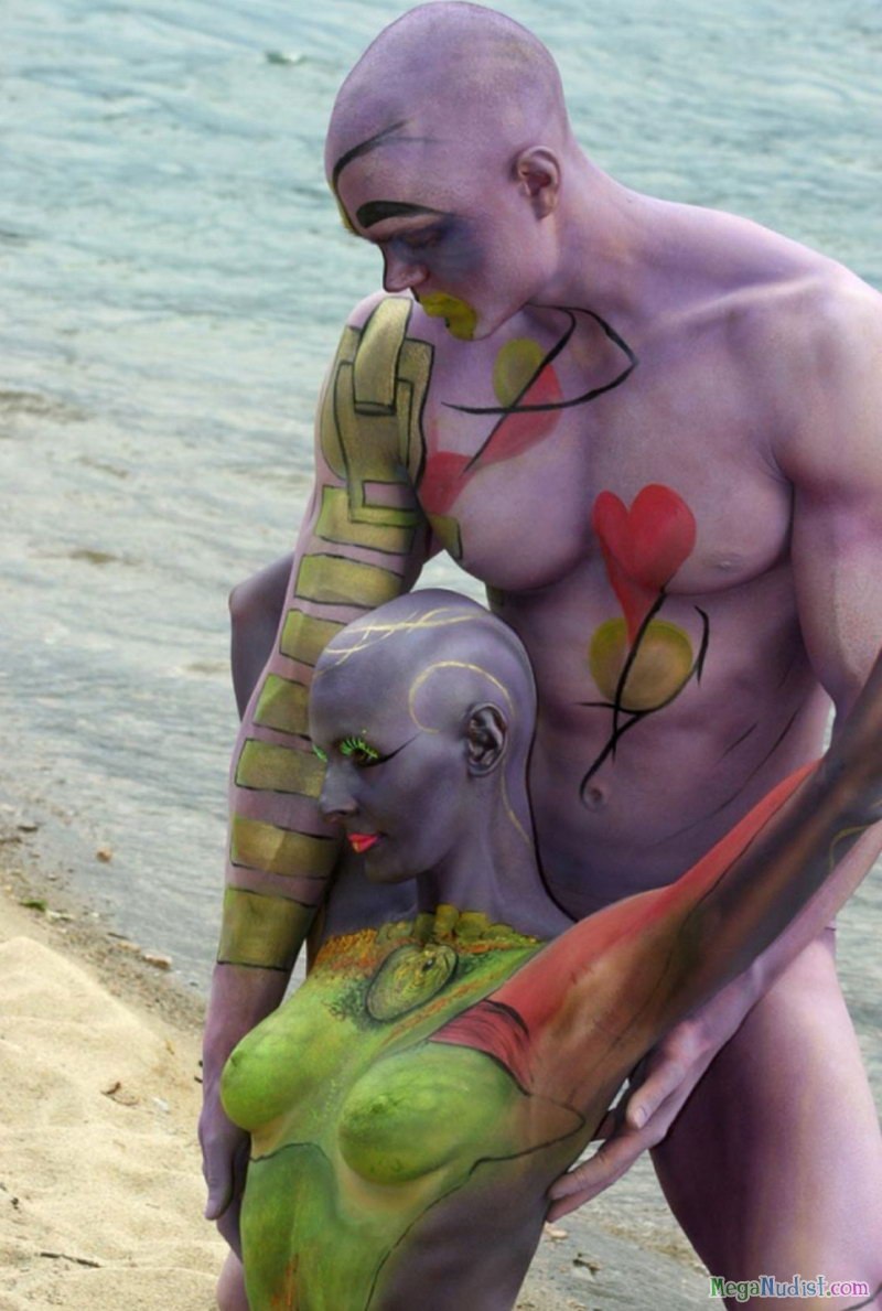 Боди арт на нудистком пляже