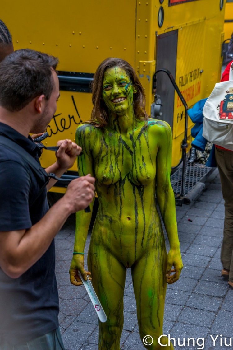 Эротический бодиарт на улице