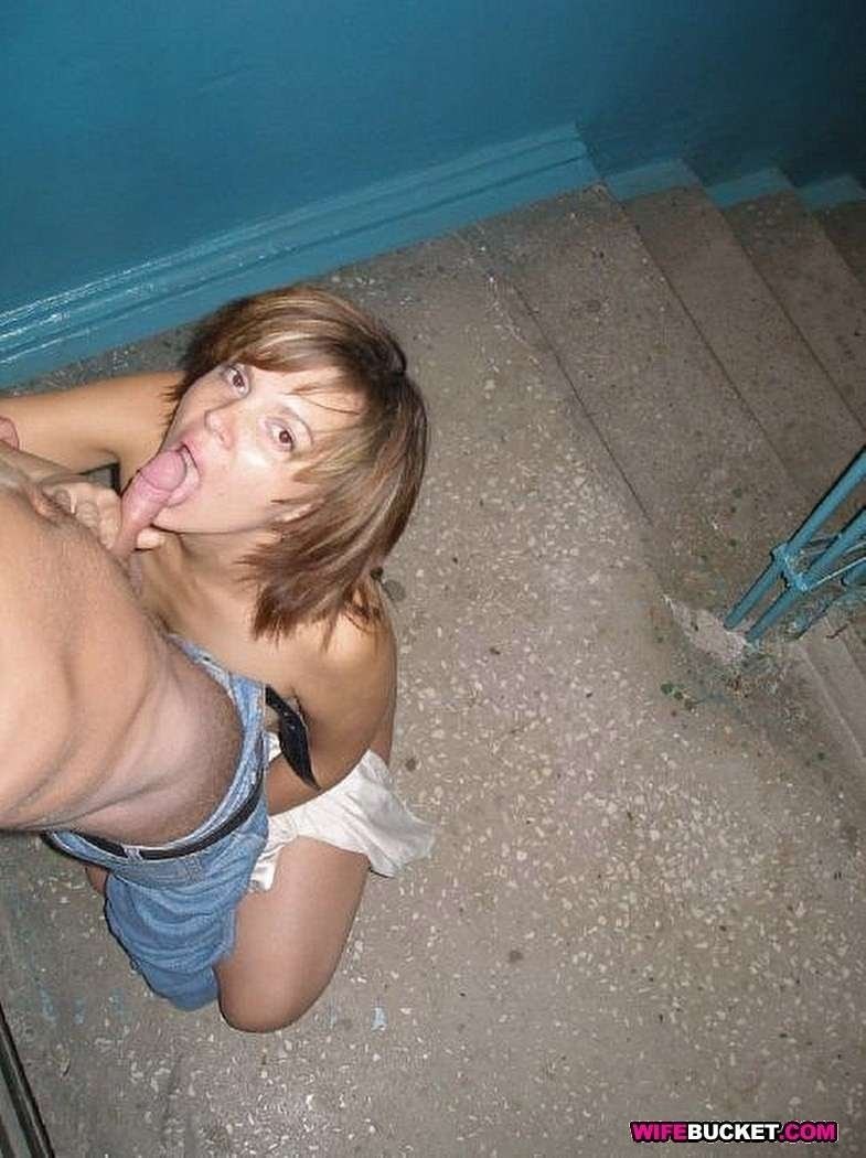 Подруга отсосала в подъезде