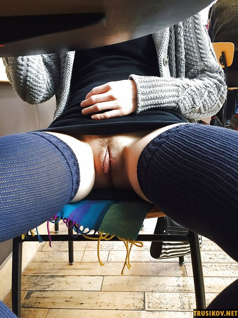 Голые попки школьниц крупным планом