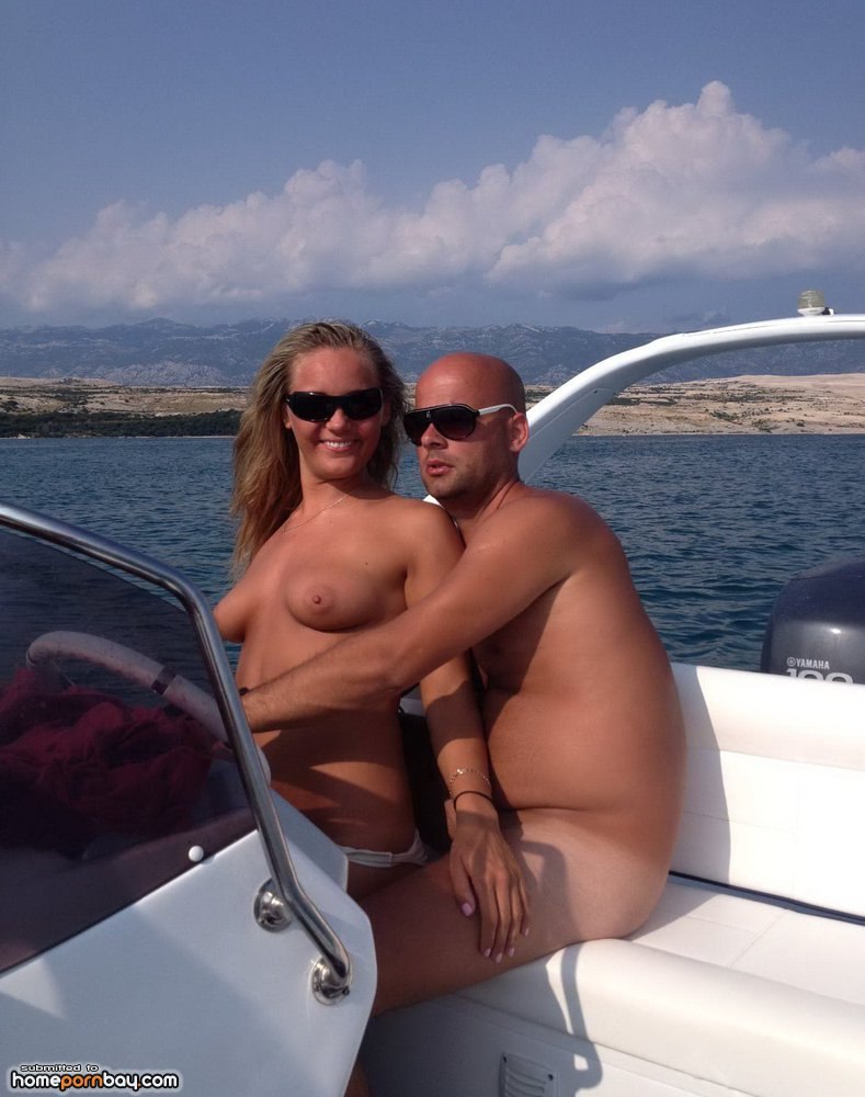 Частное семейное ню на пляже