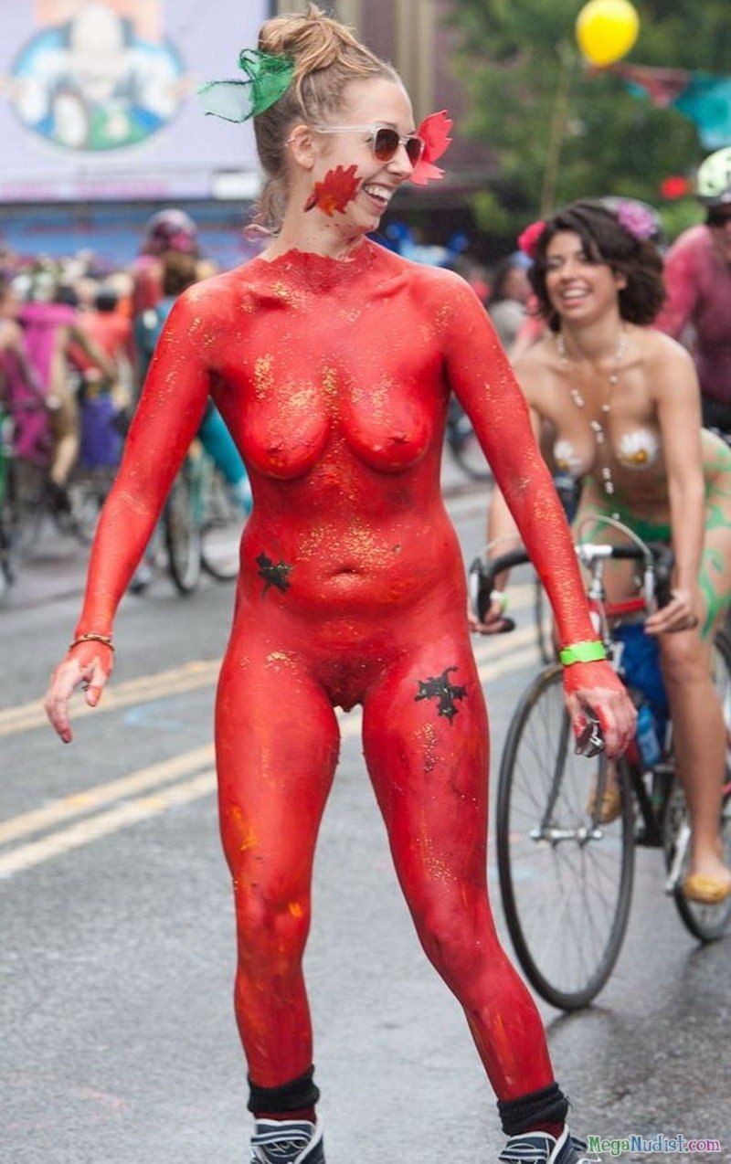 Парад голых мужчин и женщин