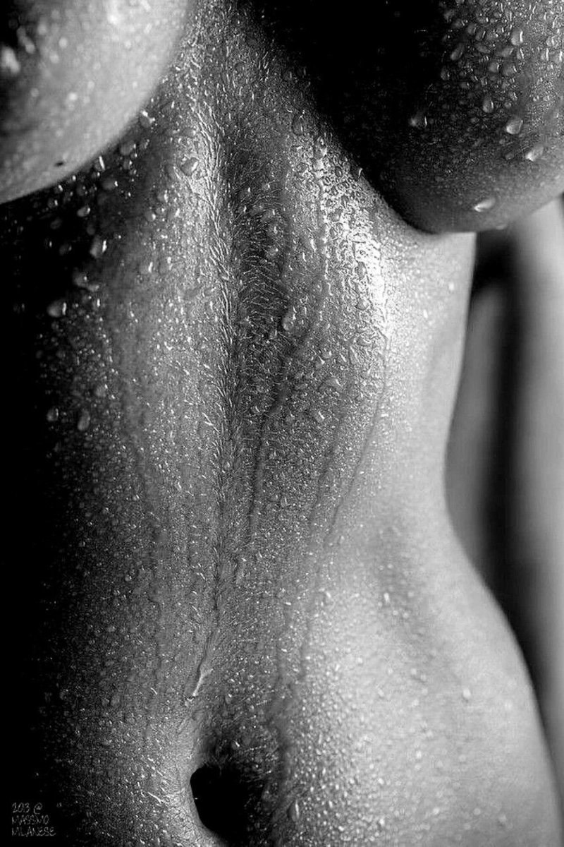 Голое женское тело в мурашках