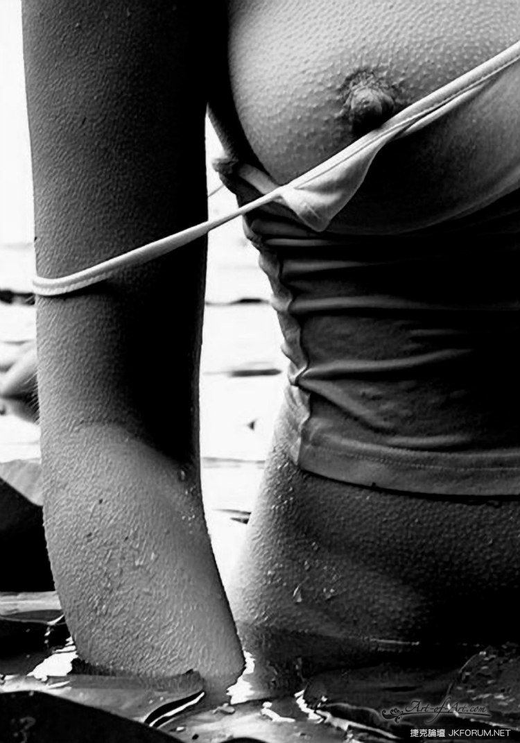 Девушки с мурашками на сиськах