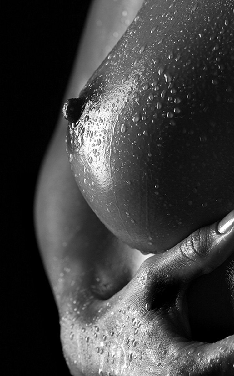 Мокрые сиськи крупным планом