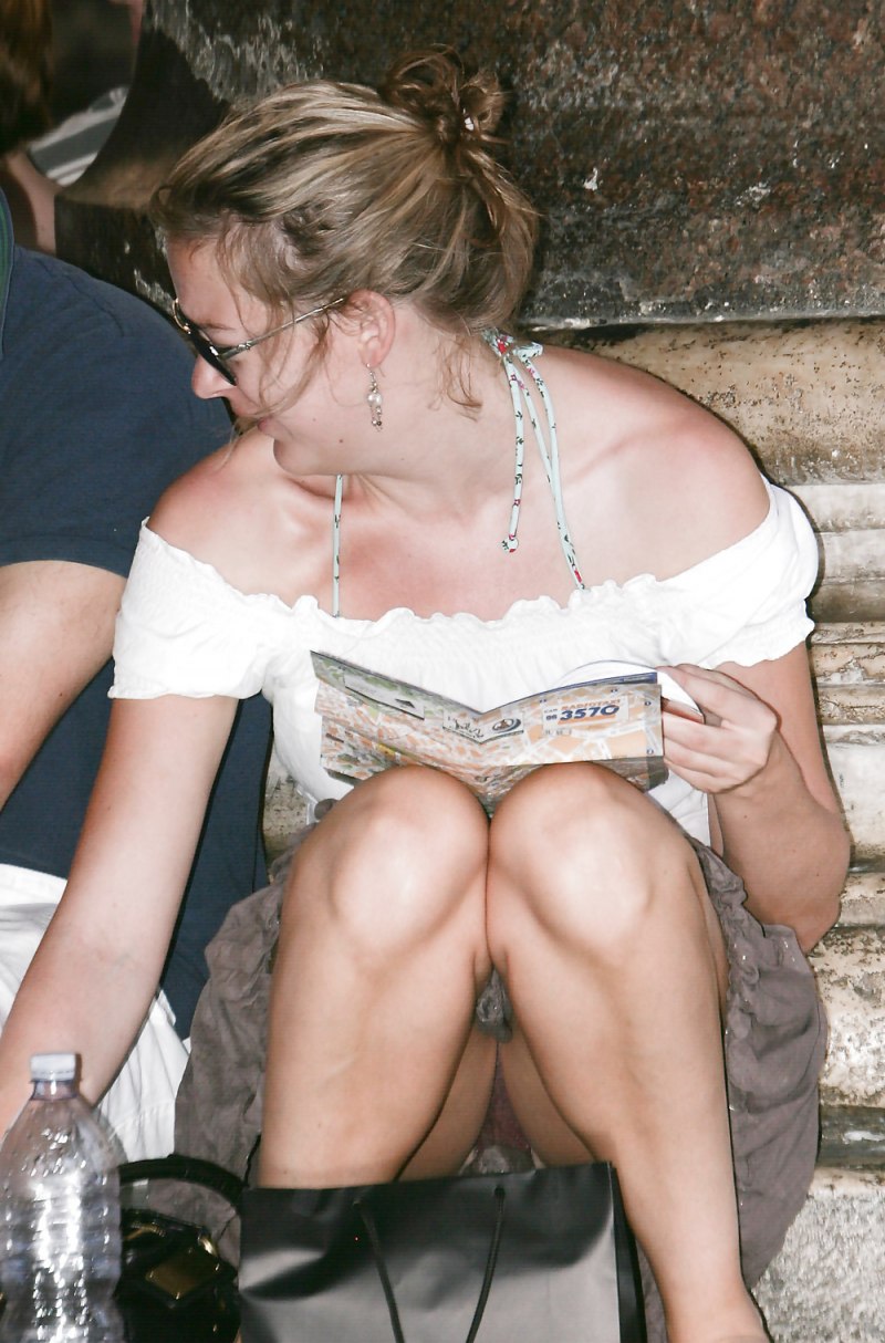 Случайно засветила свою киску