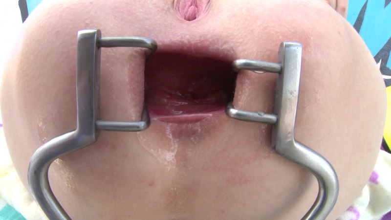 Засунул член через стула