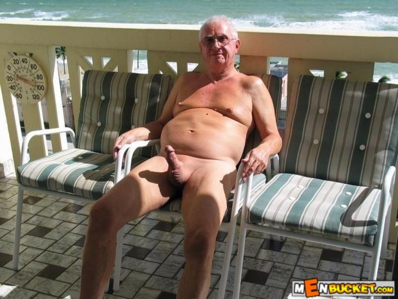 Пожилой мужик на пляже