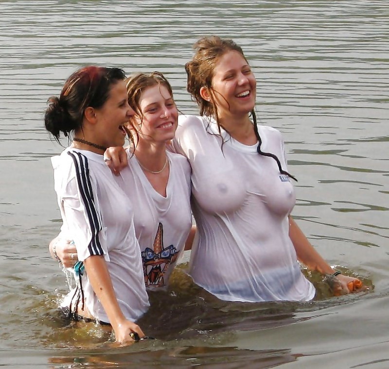 Грудь под мокрой майкой