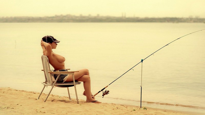 Девушки на рыбалке без трусов