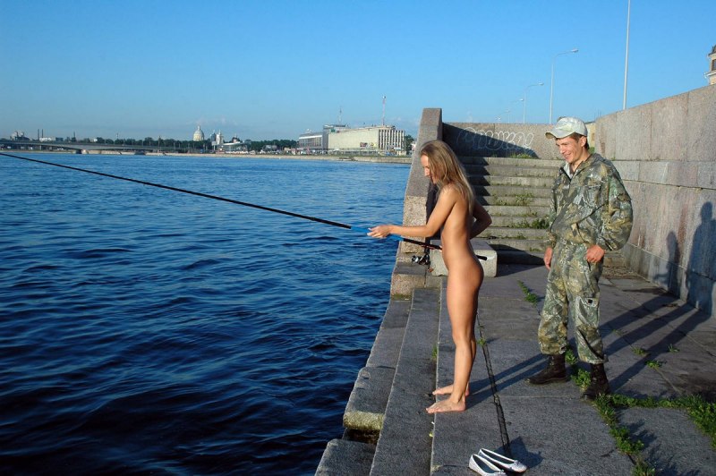 Голый мужик ловит рыбу