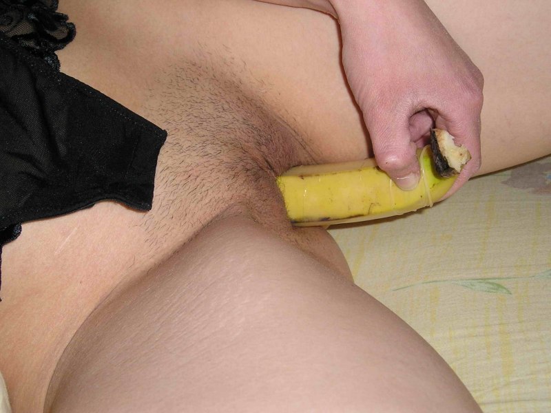 Мастурбация бананом и огурцом