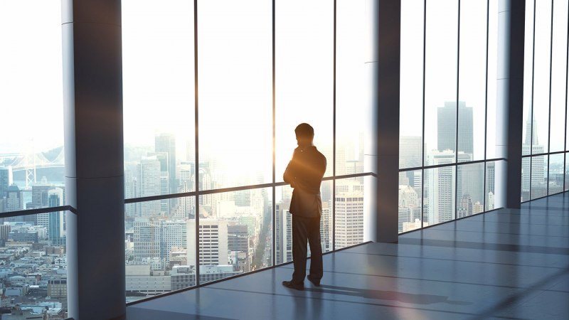 Человек у окна в небоскребе