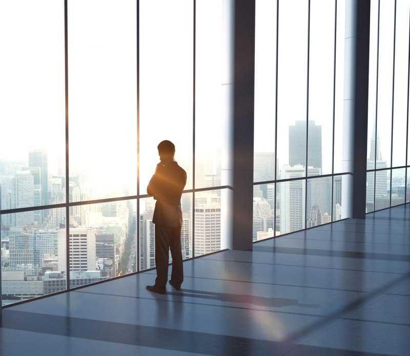 Человек у панорамного окна