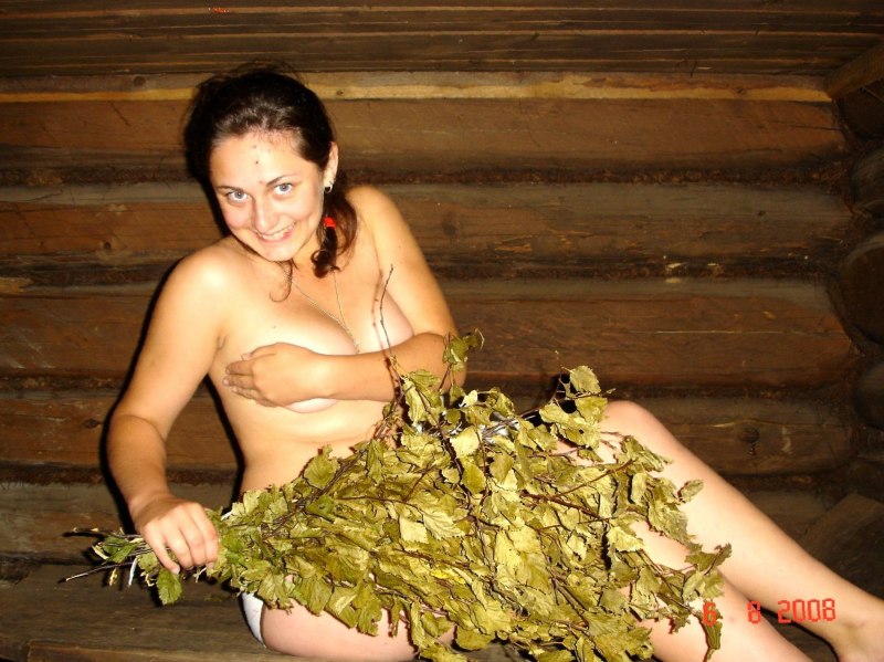 Голые женщины в деревенской бане