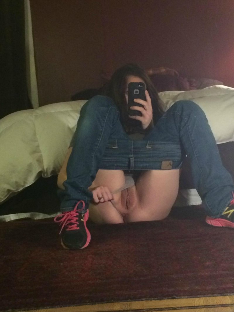 Девушка раздвигает ноги перед камерой