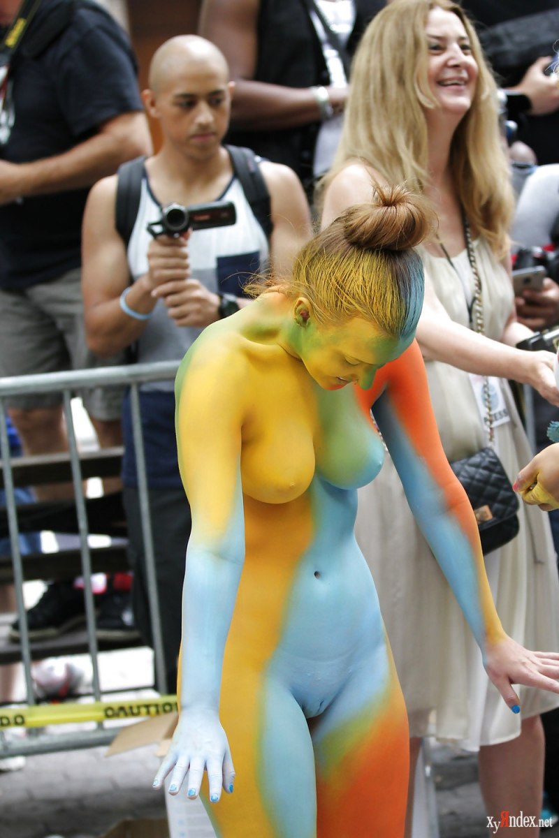 Бодиарт девушки без трусиков