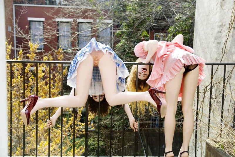 Голая женщина развешивает трусики