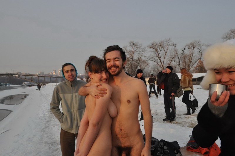 Парни купаются в проруби голышом
