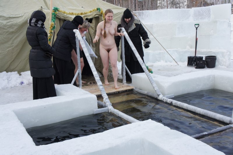 Девушки голышом на крещенских купаниях