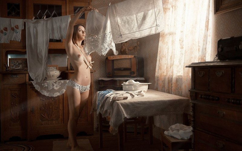 Голые девчонки в заброшенном доме