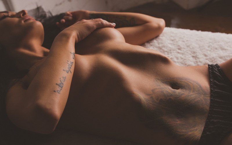 Прикрытая грудь ню в постели