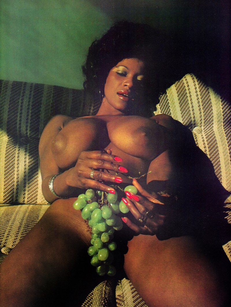 Ebony Ayes американская порноактриса