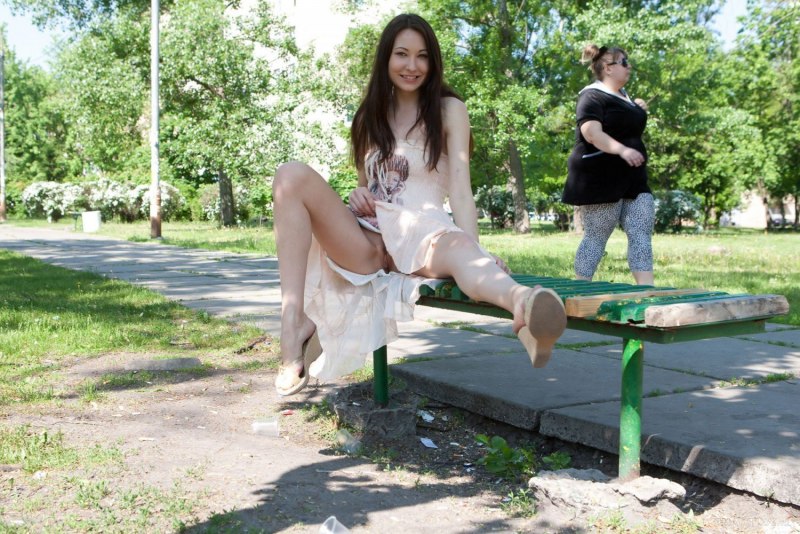 Девушка в парке без трусиков