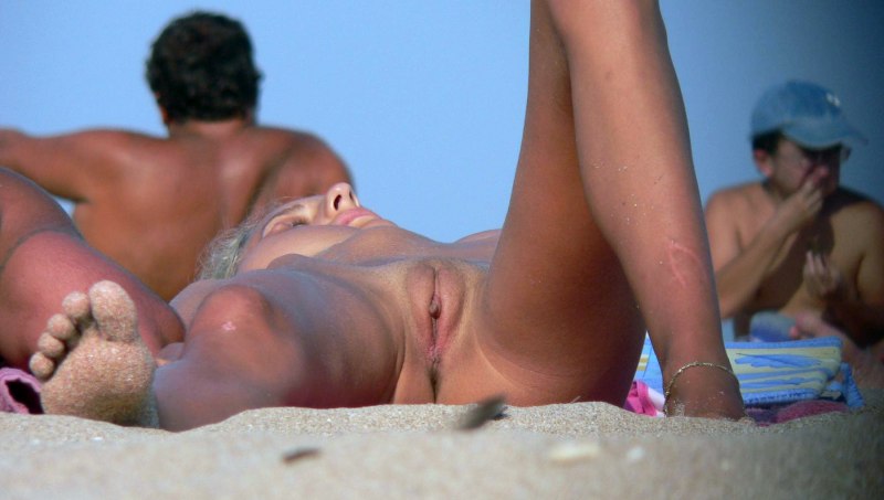 Голые на пляже скрытая камера