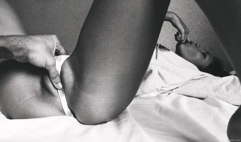 Мужская рука в женских трусиках