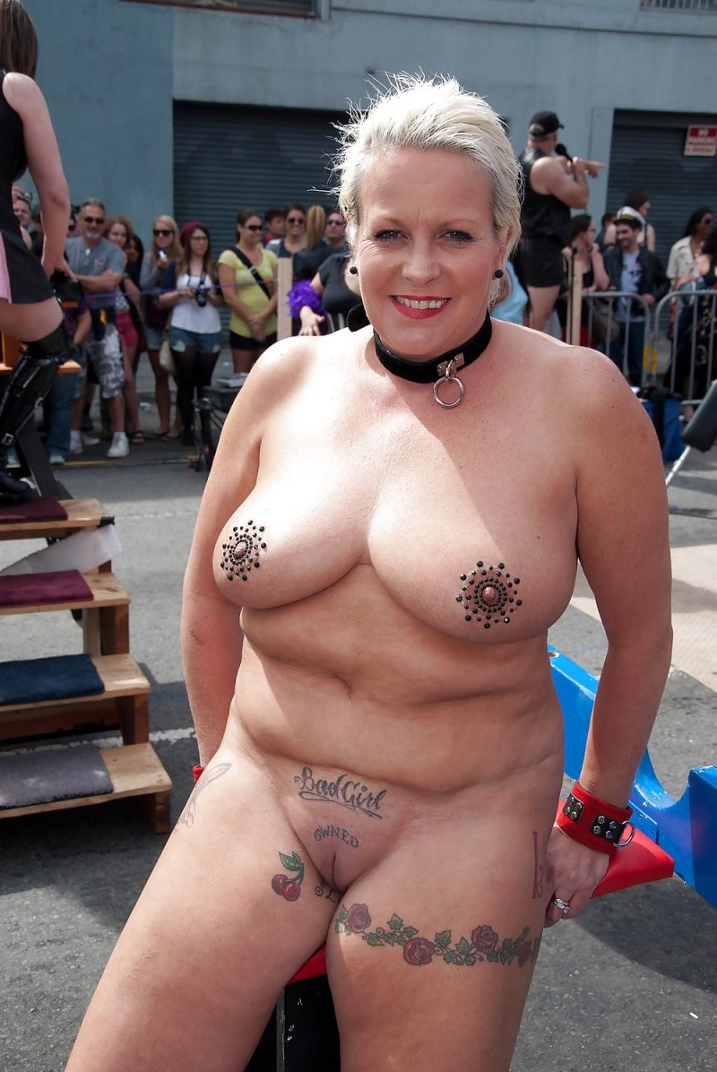 Парад голых людей на улице