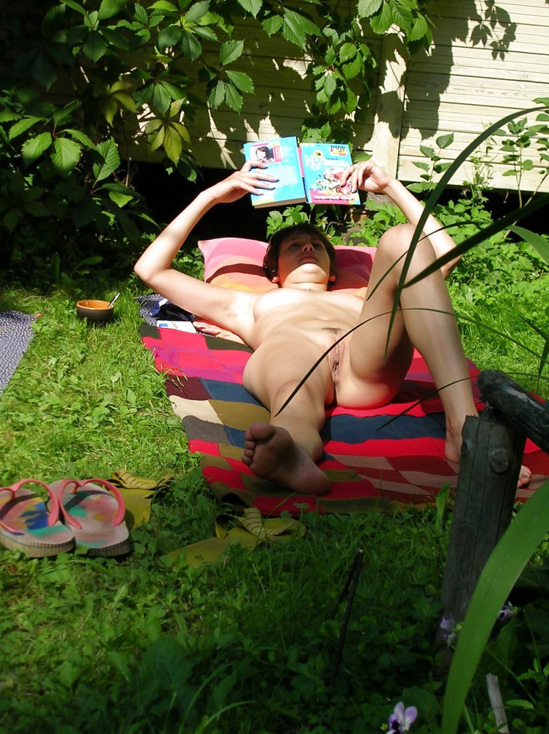 Загорает на даче